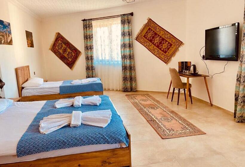 غرفة قياسية رباعية مزودة بشُرفة, Aysultan Stone House