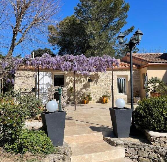 استودیو استاندارد با چشم‌انداز استخر, Le Mazet En été   Studio En Garrigue Nimoise