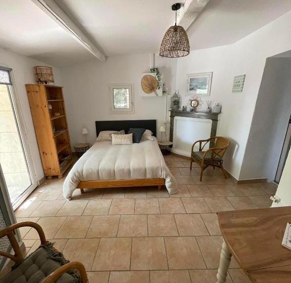 استودیو استاندارد با چشم‌انداز استخر, Le Mazet En été   Studio En Garrigue Nimoise