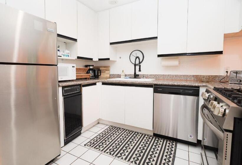 דירת חדר עם טרסה, The Clouds