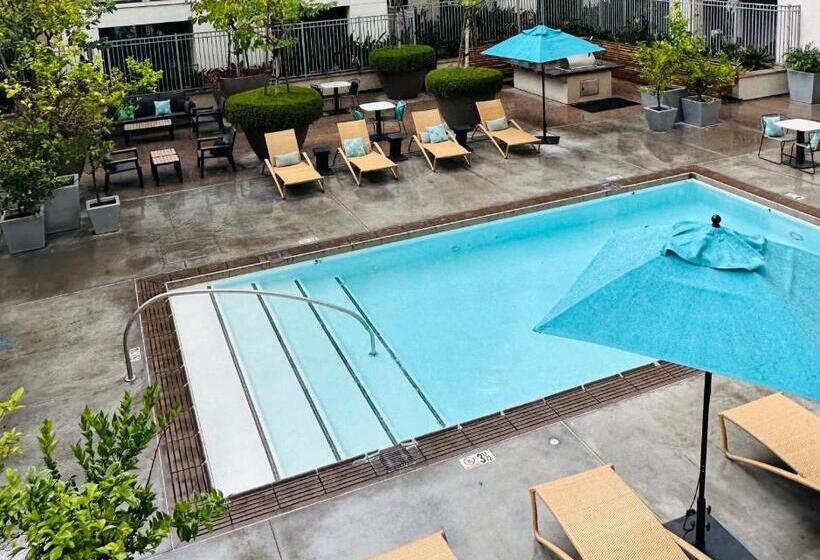 נוף לבריכה, The Clouds