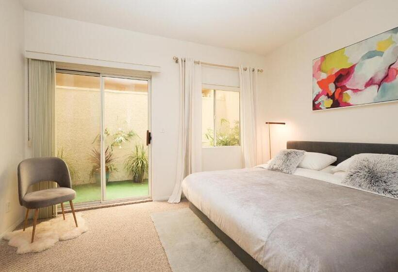 דירת חדר עם טרסה, The Clouds