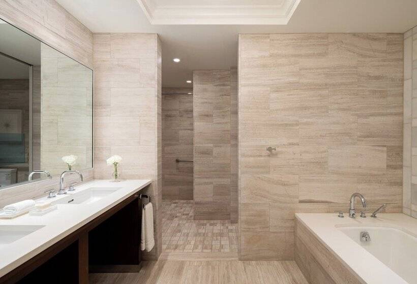 اتاق استاندارد با تخت بزرگ برای معلولان, Four Seasons Resort Orlando At Walt Disney World Resort