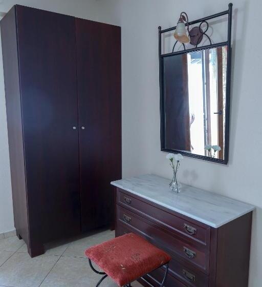 استودیوی استاندارد با چشمانداز دریا, Sossinola