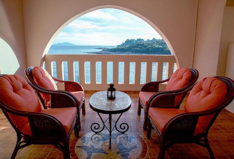 استودیوی سوپریور, Sossinola