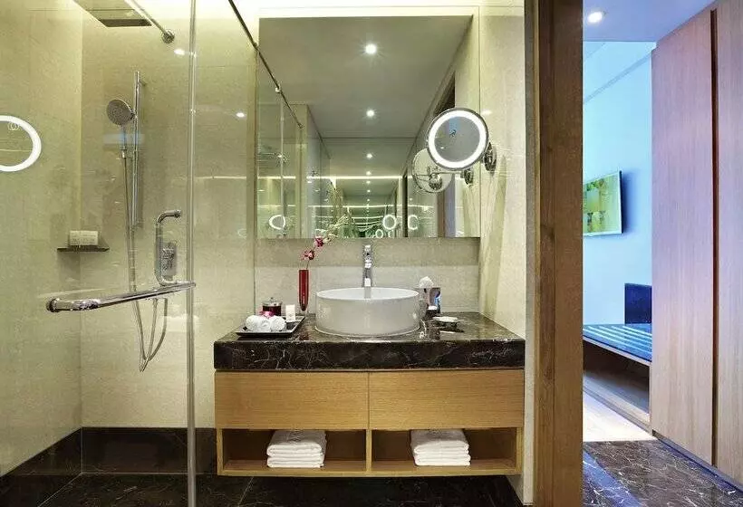 プールの見えるエクゼクティブルーム, Vivanta Chennai It Expressway Omr