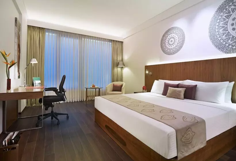 プールの見えるエクゼクティブルーム, Vivanta Chennai It Expressway Omr