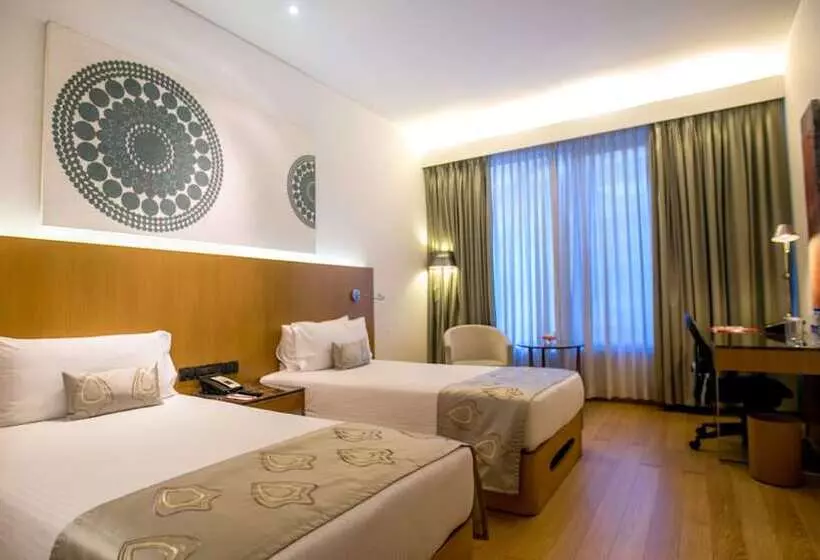 プールの見えるエクゼクティブルーム, Vivanta Chennai It Expressway Omr