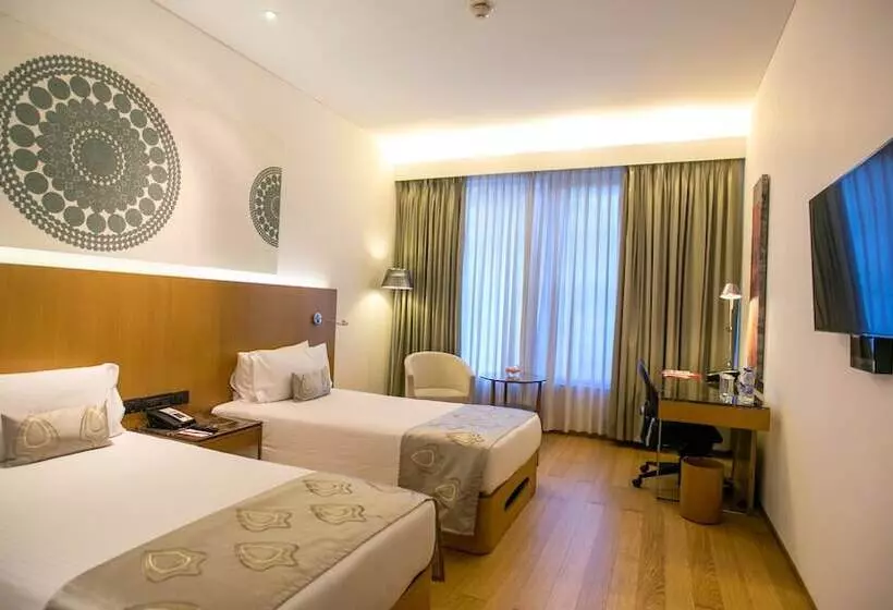 プールの見えるエクゼクティブルーム, Vivanta Chennai It Expressway Omr