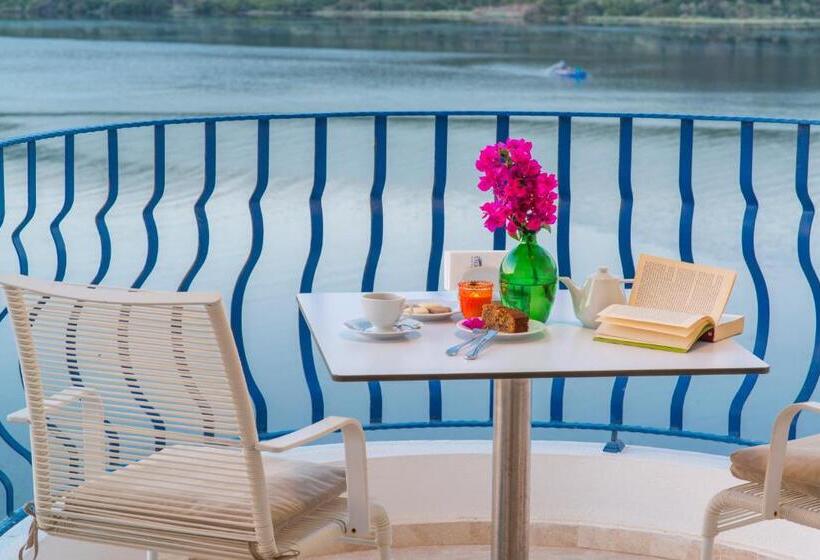 اتاق پرستیژ, Yalicapkini Boutique