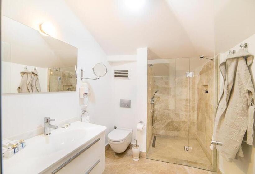 اتاق پرستیژ, Yalicapkini Boutique