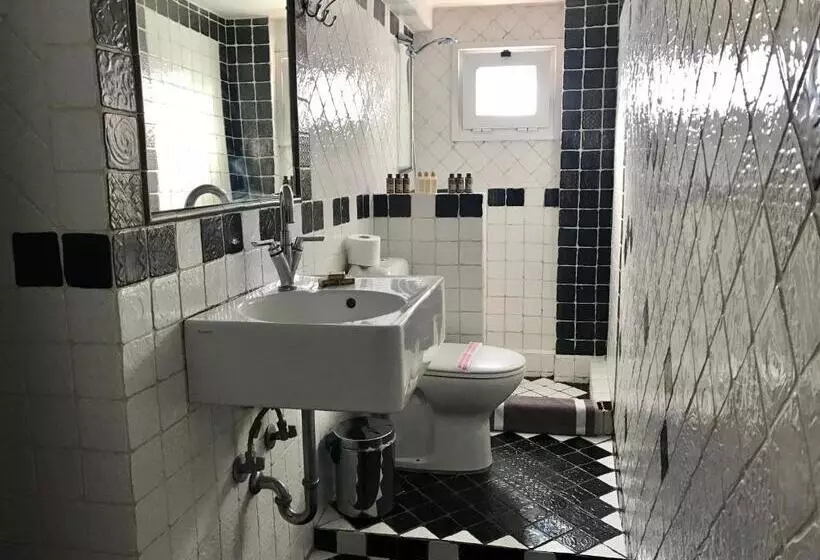 آپارتمان خانوادگی, Mc Queen Rooms & Apartments