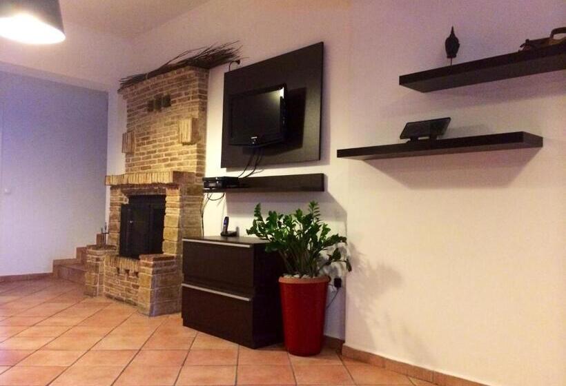 דירת משפחה, Mc Queen Rooms & Apartments