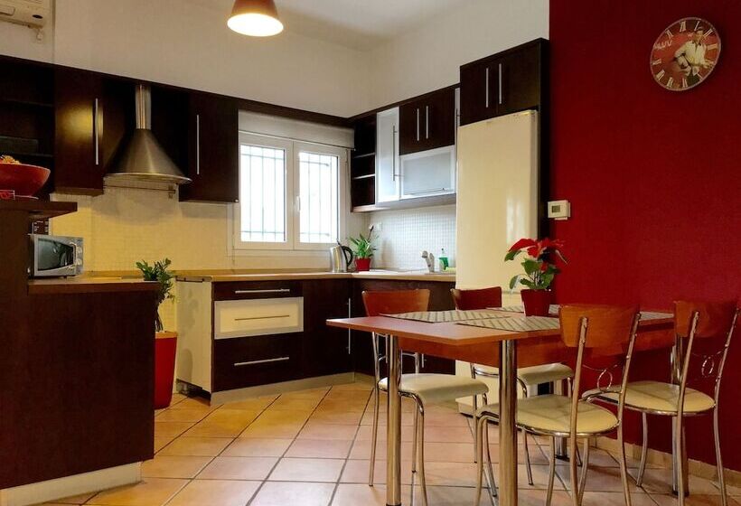 דירת משפחה, Mc Queen Rooms & Apartments