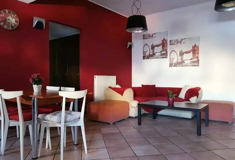 آپارتمان خانوادگی, Mc Queen Rooms & Apartments