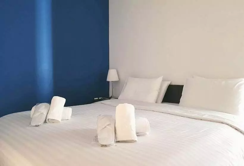آپارتمان خانوادگی, Mc Queen Rooms & Apartments