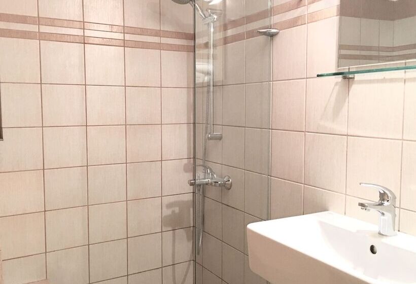 דירת משפחה, Mc Queen Rooms & Apartments