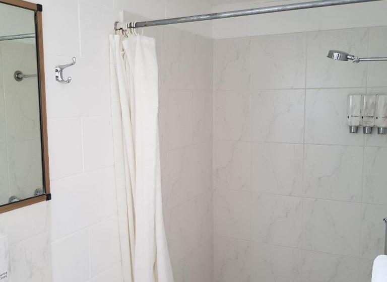 اتاق خانوادگی, Motel Lodge