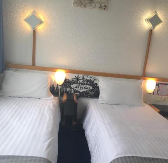 Camera Tripla Standard, Arche