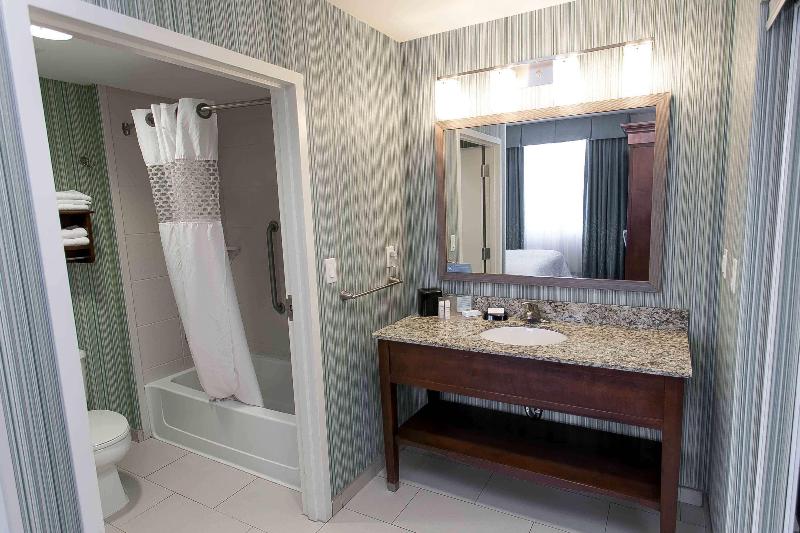 标准三人间, Hong Kong