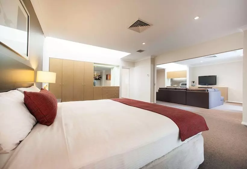 Deluxe-sviitti, Ramada Hotel & Suites By Wyndham Cabramatta