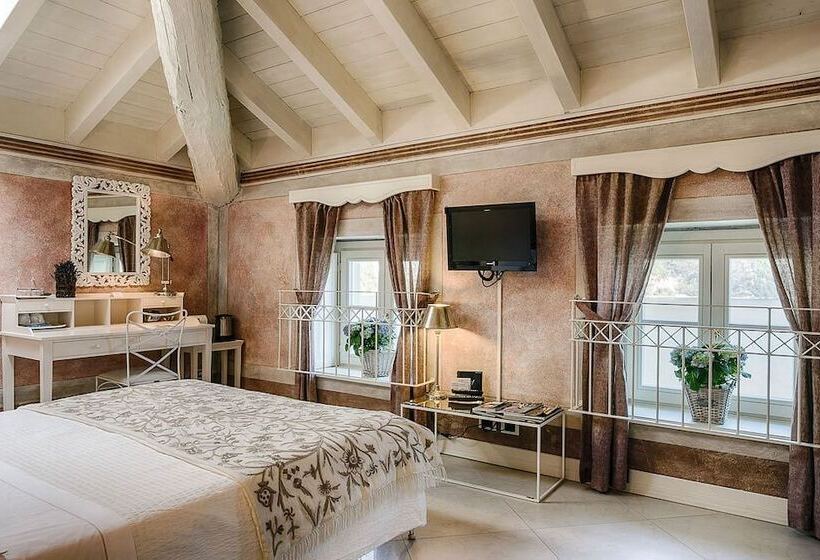 Habitaci�n Est�ndar Abuhardillada, Relais Villa Vittoria