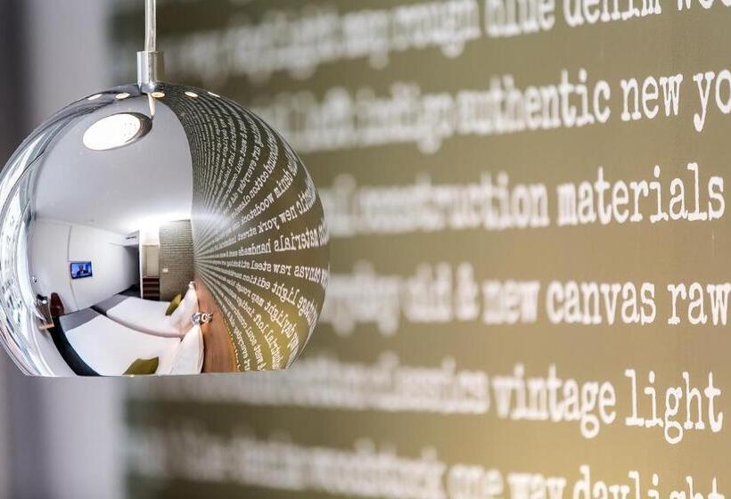 جناح جونيور, Roombach Hotel Budapest Center