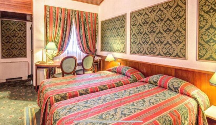 חדר סטנדרט לשלושה, Motel Regal