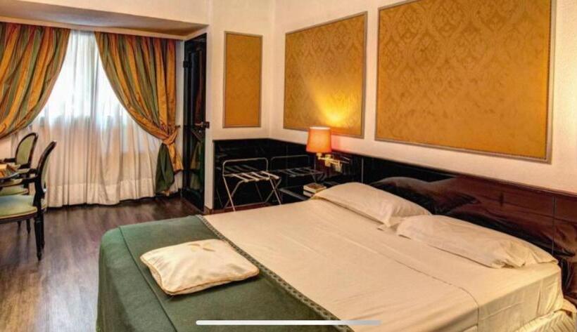 חדר סטנדרט לשלושה, Motel Regal