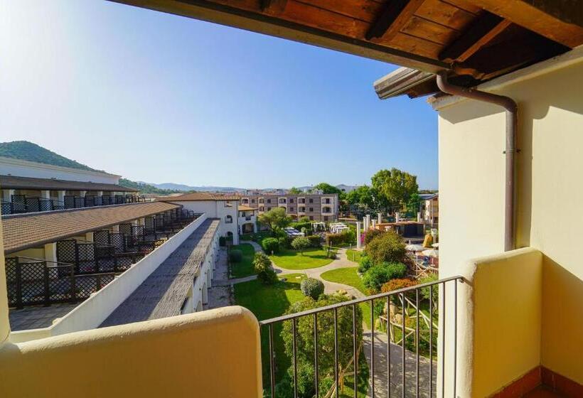 חדר דלוקס לשלושה עם נו לים, Cala Della Torre Resort