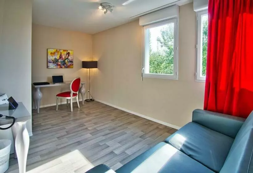سوییت, Adonis Hotel Bayonne
