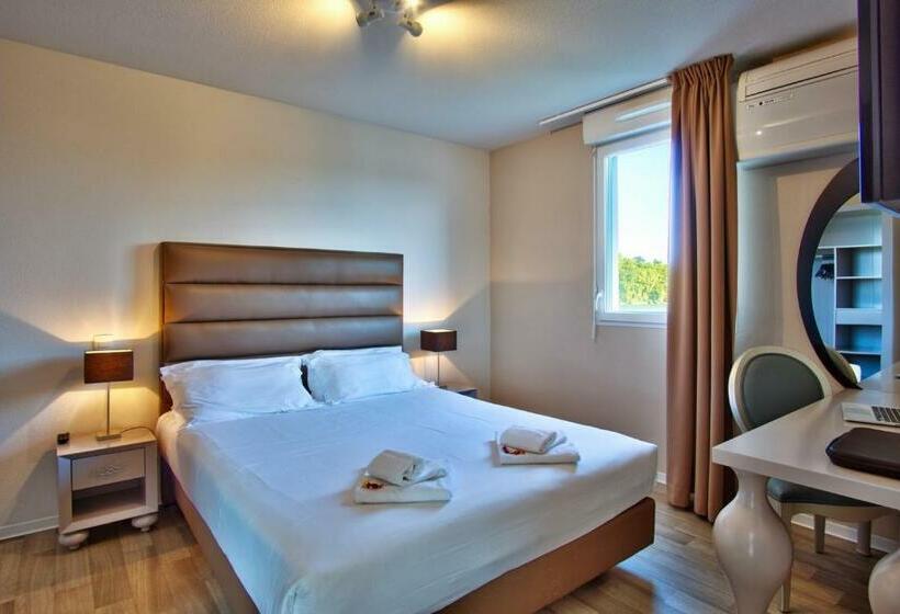 חדר משפחתי, Adonis Hotel Bayonne