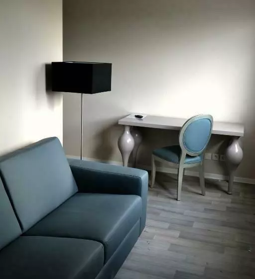 سوییت, Adonis Hotel Bayonne