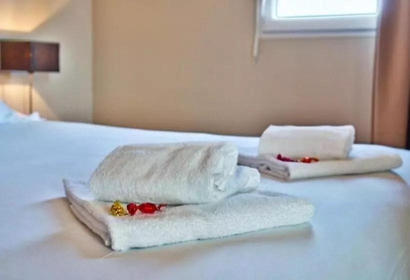 اتاق خانوادگی, Adonis Hotel Bayonne