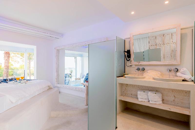 발코니가 있는 스위트, Kouros Home & Suites