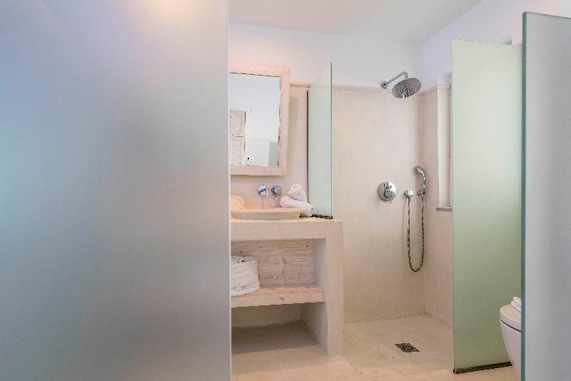 套房配有游泳池, Kouros Home & Suites