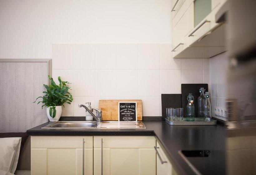 דירה בת חדר שינה 1 עם מרפסת, Lord Residence