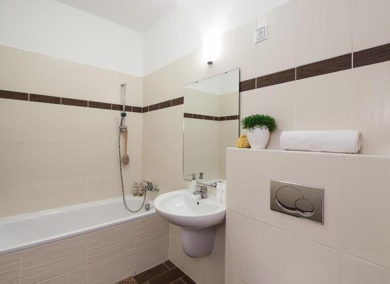 דירה בת חדר שינה 1 עם מרפסת, Lord Residence