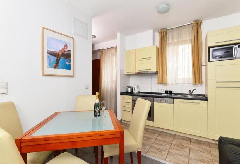 דירת חדר סופריור, Lord Residence