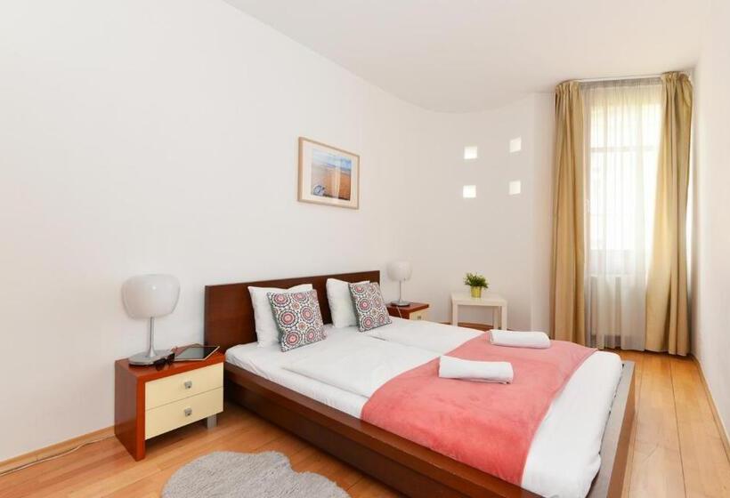 דירת חדר סופריור, Lord Residence