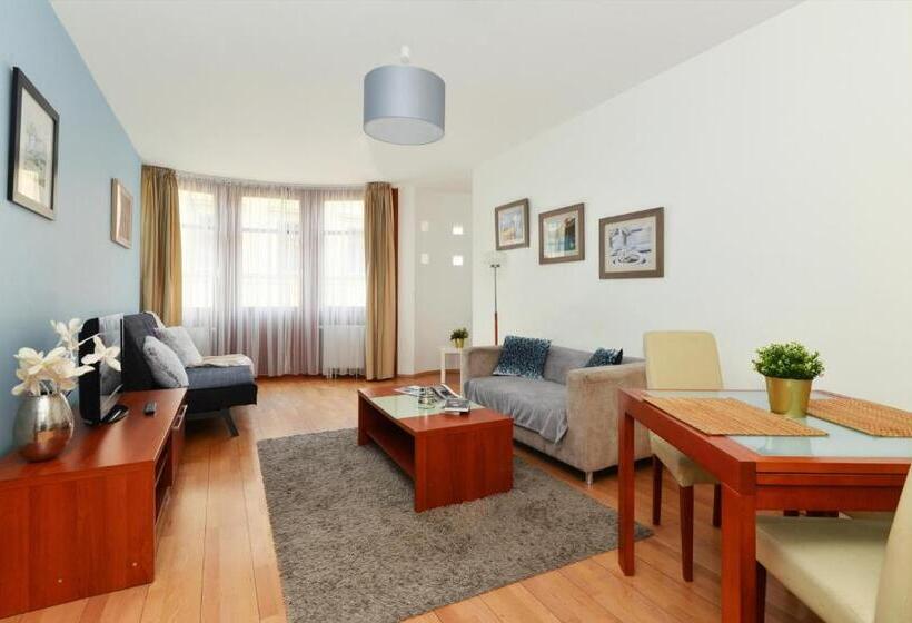 דירת חדר סופריור, Lord Residence