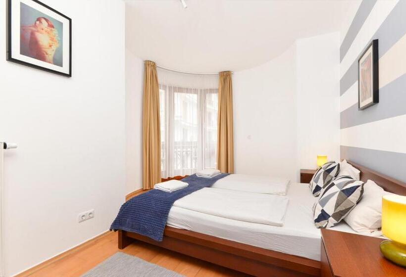 דירת שני חדרים, Lord Residence