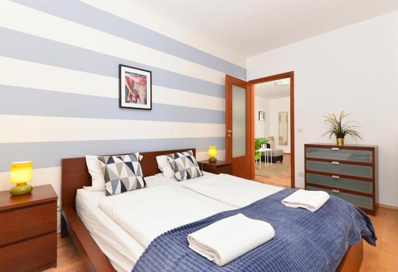 דירת שני חדרים, Lord Residence