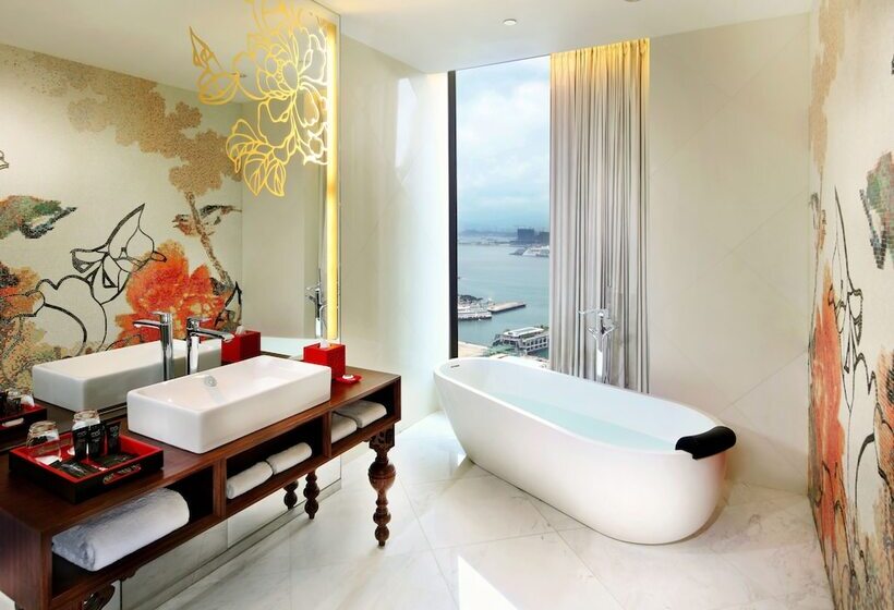 اتاق پرمیوم, Mira Moon