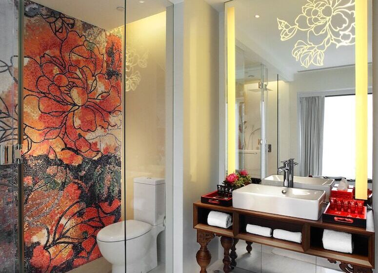 اتاق پرمیوم, Mira Moon