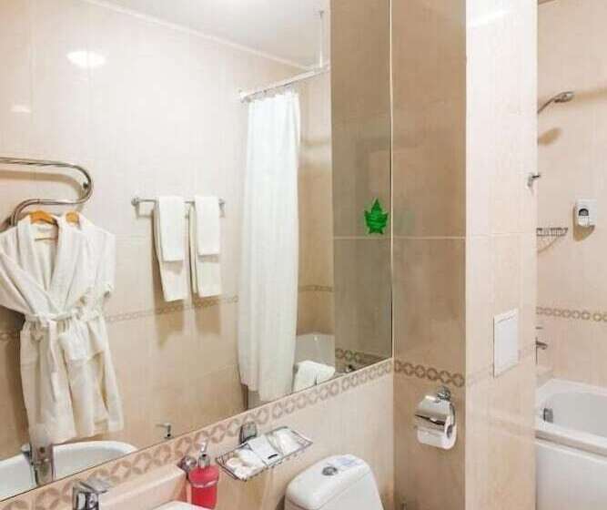 جناح جونيور, Nota Bene Hotel & Restaurant