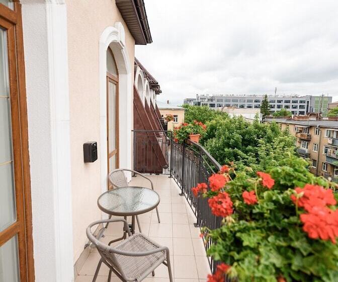 جناح جونيور, Nota Bene Hotel & Restaurant