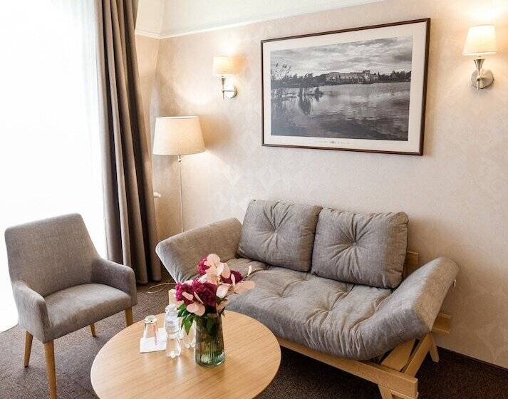 جناح جونيور, Nota Bene Hotel & Restaurant