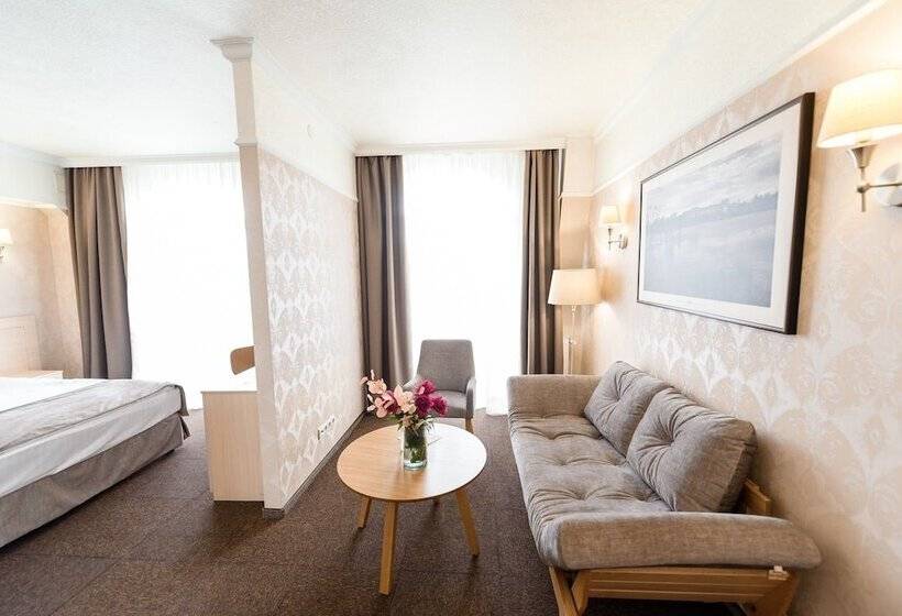 جناح جونيور, Nota Bene Hotel & Restaurant