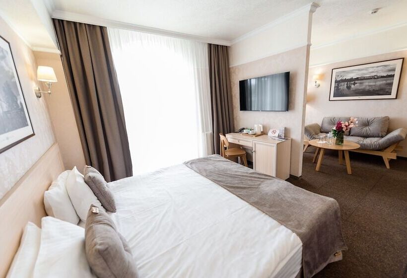 جناح جونيور, Nota Bene Hotel & Restaurant